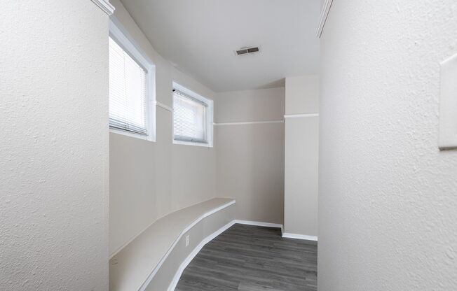 2 beds, 1 bath, 825 sqft, $959, Unit 3819 Jones St #101