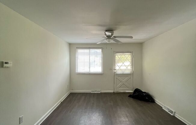 2 beds, 1 bath, 800 sqft, $900, Unit B