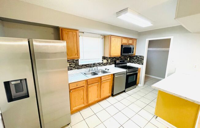 3 beds, 2 baths, $1,295