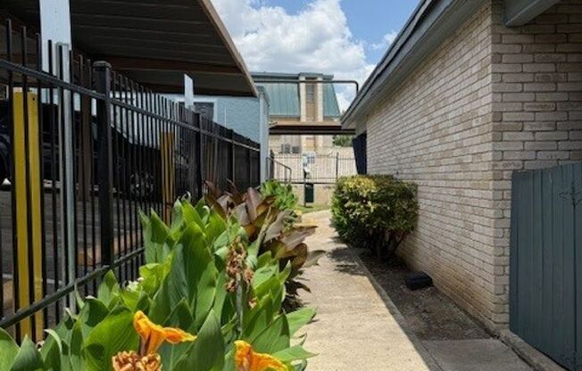 2 beds, 1.5 baths, 1,156 sqft, $1,250, Unit 15-1501