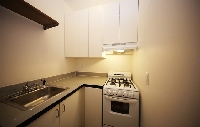 1 bed, 1 bath, 306 sqft, $2,450, Unit 19