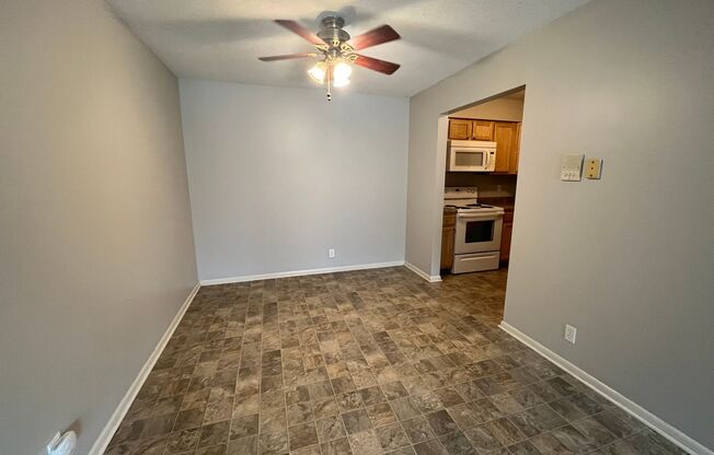 2 beds, 1.5 baths, 800 sqft, $875, Unit 4801 Claire #7