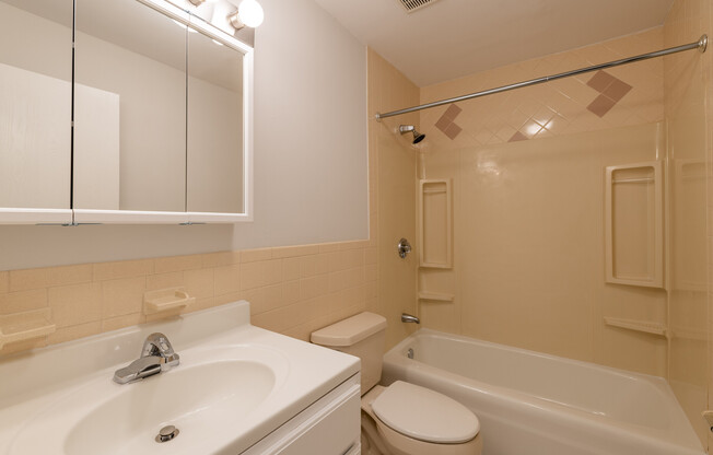 Studio, 1 bath, 325 sqft, $1,950, Unit 17