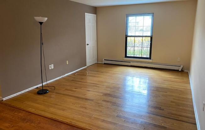 323 GILL LN