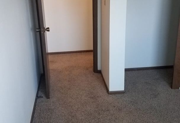 2 beds, 1 bath, $855, Unit 01