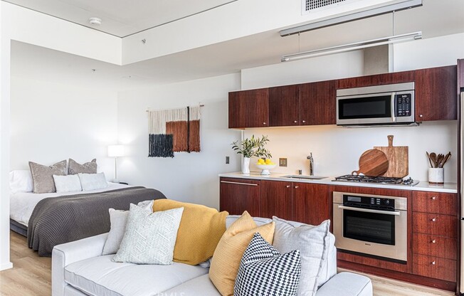 Studio, 1 bath, 760 sqft, $2,700, Unit 1011