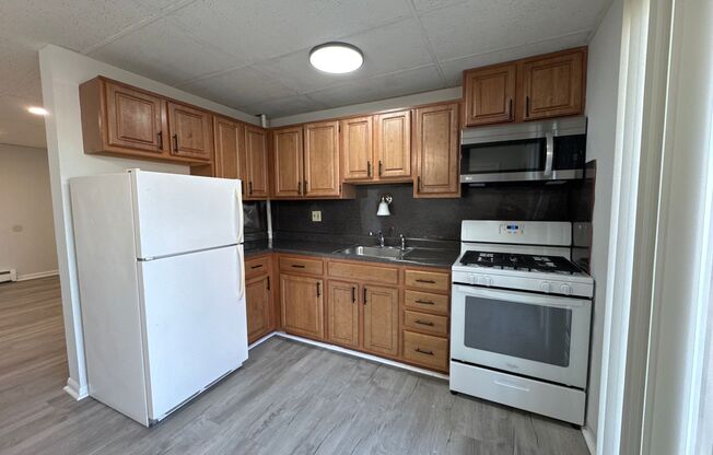 2 beds, 1 bath, 800 sqft, $1,650, Unit B - 12