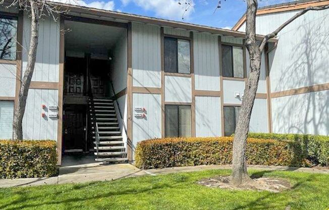 Cozy 2 Bedroom Ground Level Condo In The Highly Desirable New Park Village Community in Newark