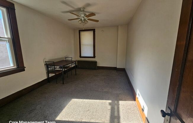 3 beds, 1 bath, $1,700, Unit UNIT 2