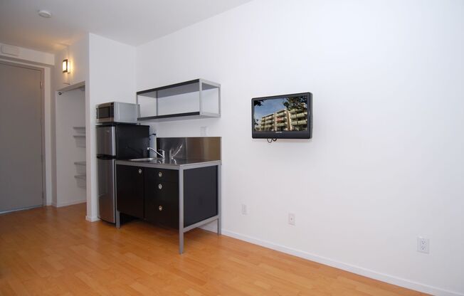 Studio, 1 bath, 220 sqft, $1,395, Unit 306