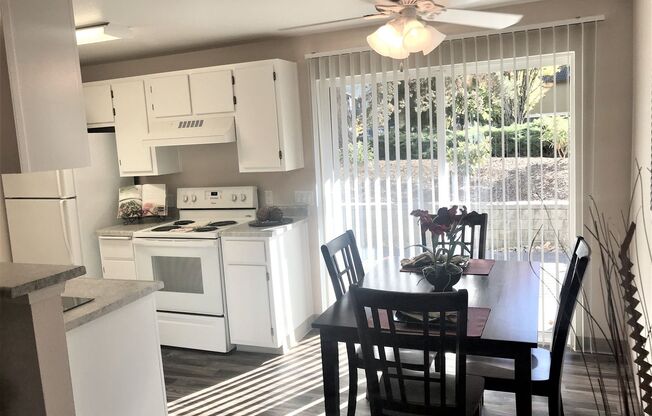 2 beds, 1 bath, 896 sqft, $1,575, Unit 129