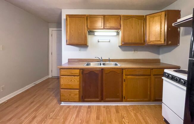 2 beds, 1 bath, 800 sqft, $850, Unit Apt. 11