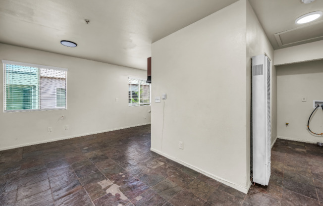 5243 N HUNTINGTON DR