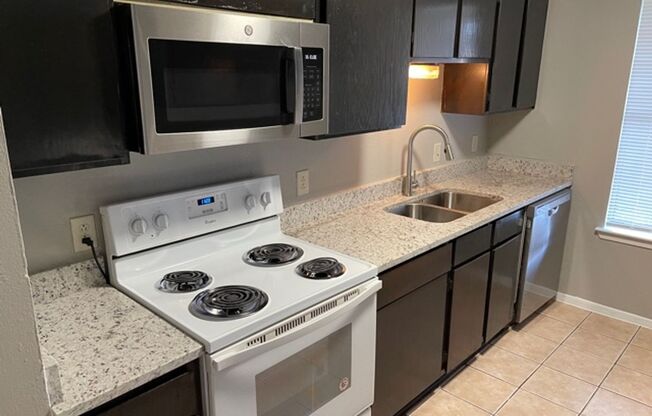 919-921 West Rochelle Road