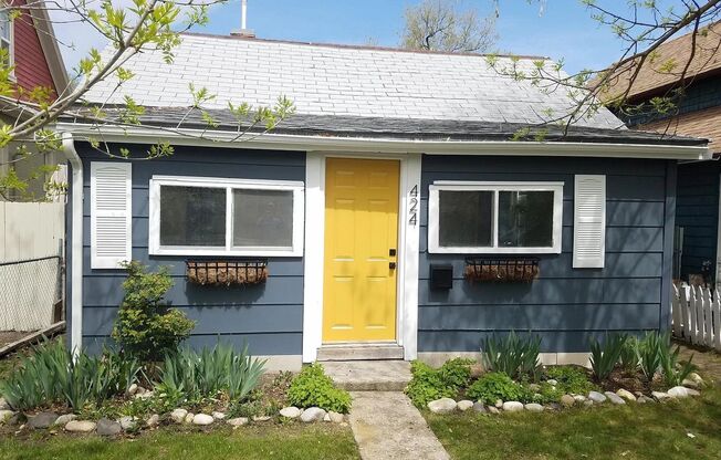 North End Cottage - Cozy, Classic, and Close to It All!
