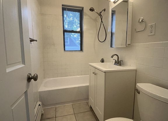 2 beds, 1 bath, 800 sqft, $2,475, Unit 4