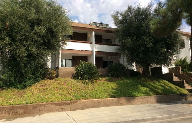 Pool View Studio!!! Close to UCR and Canyon Crest Plaza!
