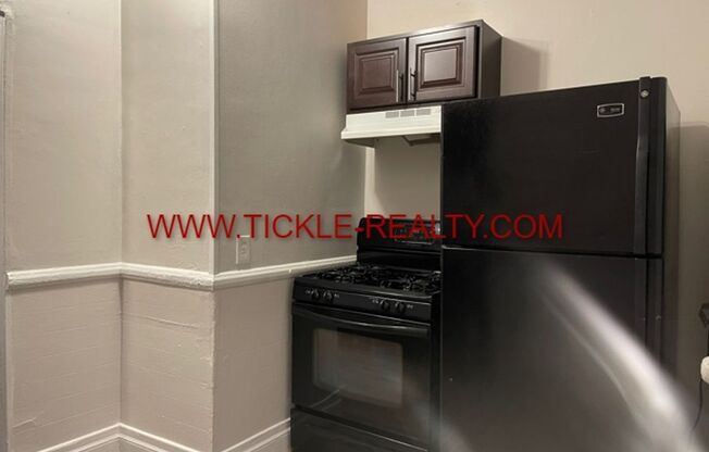 2 beds, 1 bath, $1,200, Unit 4 Whalin Street