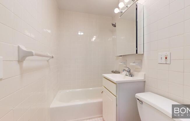 1 bed, 1 bath, $4,000, Unit 4A