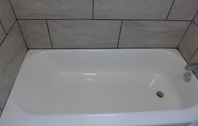 2 beds, 1 bath, $1,595, Unit 2048 Kostner - 3A