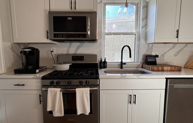 2 beds, 1 bath, $3,200, Unit 3