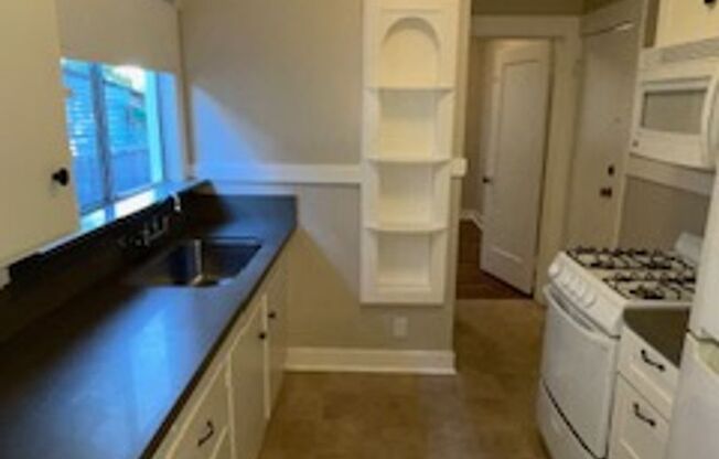 2 beds, 1 bath, $2,450, Unit A