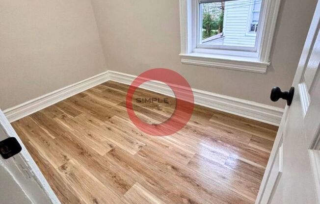 Massive 5 bedroom 1 bath house with fence in yard