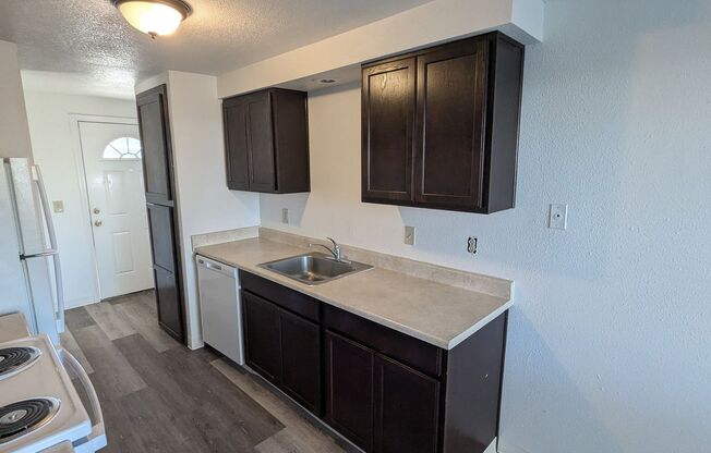 2 beds, 1 bath, 889 sqft, $1,295, Unit 41