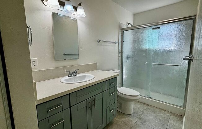 2 beds, 1 bath, $2,000, Unit E