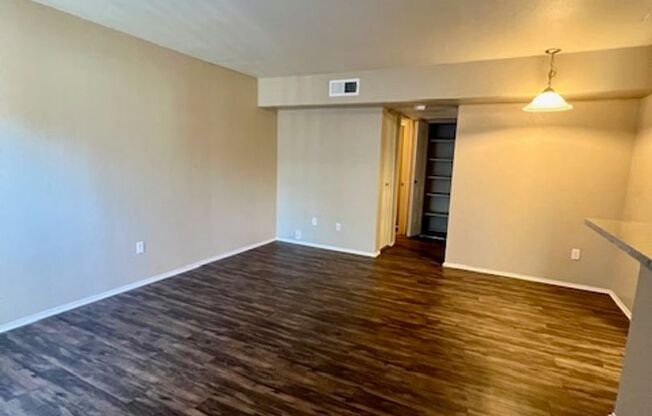 1 bed, 1 bath, 700 sqft, $1,595, Unit 87