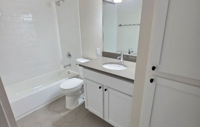 1 bed, 1 bath, 700 sqft, $1,096, Unit ELP2202-244