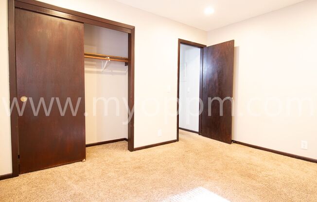 2 beds, 1 bath, $975, Unit 2918