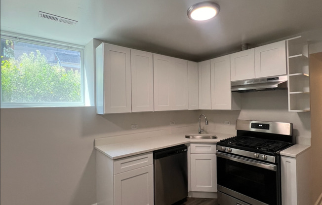 3 beds, 2 baths, $2,100, Unit GF