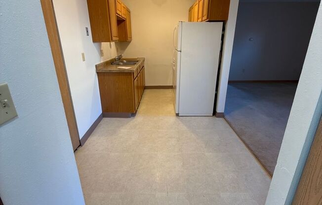 2 beds, 1 bath, $800, Unit 5