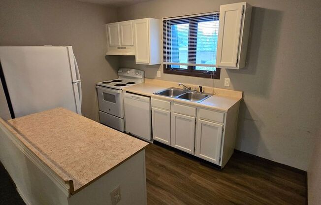 2 beds, 1.5 baths, $950, Unit 3W