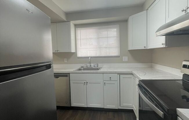 2 beds, 1 bath, 945 sqft, $1,575, Unit 033