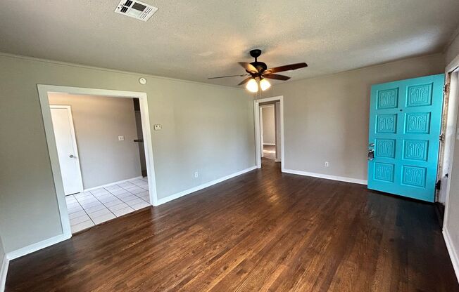 Cute and Freshly Renovated 3 bed/1 bath in MWC