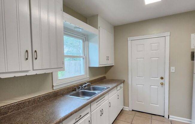 2 beds, 1 bath, $1,295