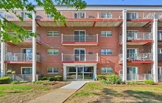 46 GREENTREE LN