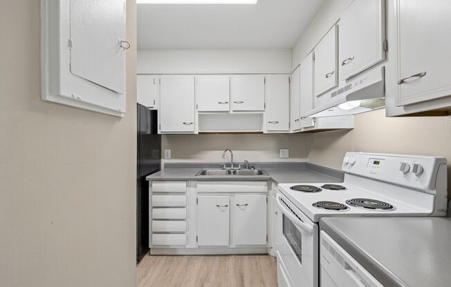 2 beds, 2 baths, 1,024 sqft, $989, Unit 702-01