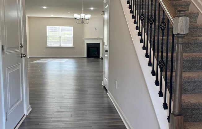 AMAZING LOCATION, Fantastic 4 Bed Home, Internet Included, Available Now!