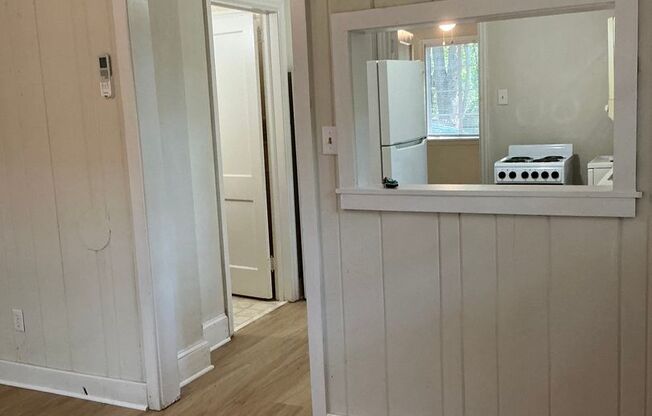 1 Bedroom/ 1 Bath Cottage off Prince Avenue! Available now!