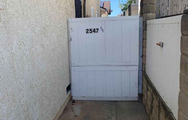 FOR LEASE East Ventura Studio w/private yard