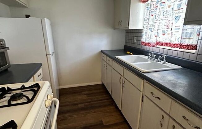 2 beds, 1 bath, $1,400