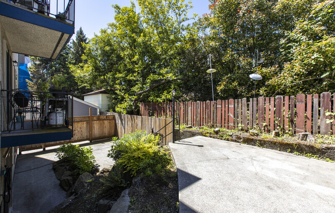 7041 15 AVE