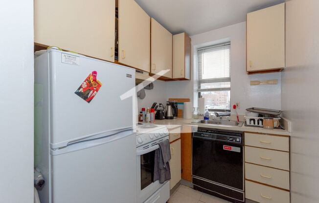 2 beds, 1 bath, $3,300, Unit 4B