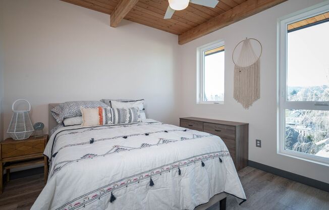 2 beds, 1 bath, 746 sqft, $1,599, Unit 201