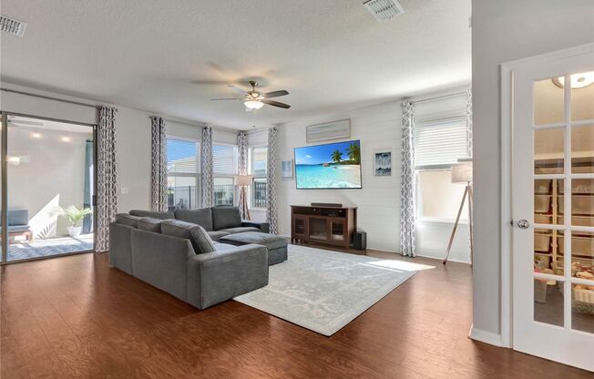 Horizon West beautiful single family 3 Beds 2/1 Bath with Extra Den and Fenced backyard