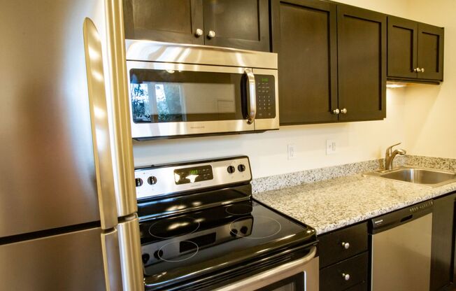 Sellwood: Lease this 1 Bed: 1 1/2 Bath! Washer/Dryer, D/W & Balcony!