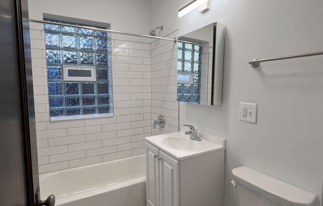 Studio, 1 bath, $1,600, Unit 4403 N. Hamilton - 3E